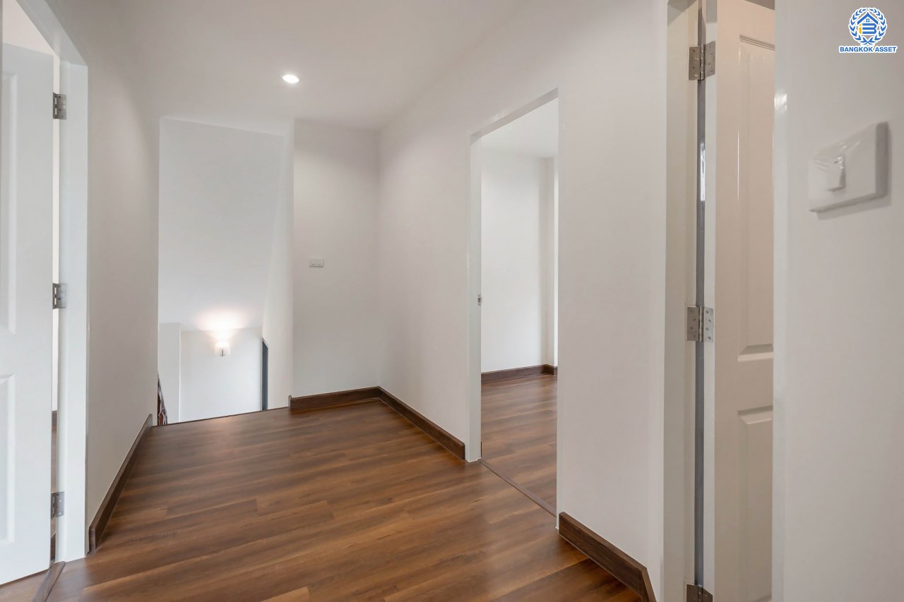 บ้านมือสองตกแต่งใหม่ โครงการ กฤษดานคร16-17 บรมราชชนนี-พุทธมณฑลสาย3 เนื้อที่ 60 ตร.ว. ฟังก์ชัน 3 ห้องนอน 3 ห้องน้ำ 1 ห้องอเนกประสงค์ จอดรถได้ 1 คัน บนทำเลศักยภาพ เชื่อมต่อเมืองอย่างรวดเร็ว ใกล้ทางคู่ขนานลอยฟ้าบรมราชชนนี ม.มหิดล และเซ็นทรัลศาลายา